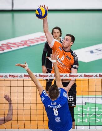 Friedrichshafen, Deutschland, 07.05.2017: Volleyball Bundesliga Saison 2016 2017 Playoff Finale Spiel 3 - VfB Friedrichshafen - Berlin Recycling Volleys. Graham Vigrass (BR Volleys 8) gegen den Block aus Georg Klein (Friedrichshafen 8)