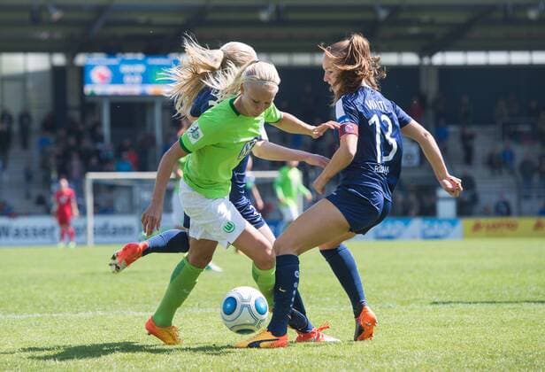 Foulspiel mit der Folge zum Elfmeter: Caroline Simes (3 POT) und Lia Waelti (13 POT) bringen Pernille Harder (VfL) im Strafraum zu Fall. Fussball Frauen 1.Bundesliga Saison 2016 2017, 19.Spieltag: 1.FFC Turbine Potsdam - VfL Wolfsburg in Potsdam, Deutschland am 07.05.2017,