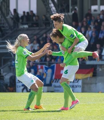 Bilder des Tages - SPORT Jubel nach dem Tor zum 0-1: Torschuetzin Caroline Graham Hansen (26) wird von Pernille Harder (l) und Ewa Pajor (r alleVfL) gefeiert. Fussball Frauen 1.Bundesliga Saison 2016 2017, 19.Spieltag: 1.FFC Turbine Potsdam - VfL Wolfsburg in Potsdam, Deutschland am 07.05.2017,