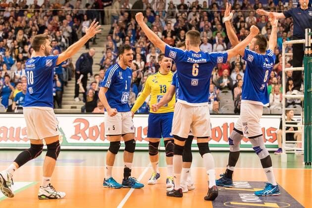 Volleyball Bundesliga: VfB Friedrichshafen - Berlin Recycling Volleys - Spiel 3, 07.05.2017 Jubel VfB Friedrichshafen; Simon TISCHER (VfB Friedrichshafen, 10) David SOSSENHEIMER (VfB Friedrichshafen, 5) Markus STEUERWALD (VfB Friedrichshafen, 13) Michal FINGER (VfB Friedrichshafen, 6) Georg KLEIN (VfB Friedrichshafen, 8) Volleyball Bundesliga: VfB Friedrichshafen - Berlin Recycling Volleys - Spiel 3 am 07.05.2017 in Friedrichshafen, ZF Arena, Deutschland xUSx