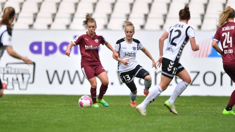 Zweikampf Linda Dallmann (SGS Essen) (10) Karoline Heinze (FF USV Jena) (13), Fussball, Allianz Frauen-Bundesliga, SGS Essen - USV Jena, xmkx