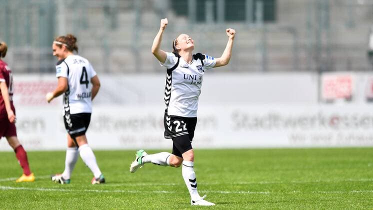 Jubel, Freuen, celebrate, happy, cheer , Goal Celebration Claudia van den Heiigenberg (FF USV Jena) (22) 0:2 Hände in den Himmel, Fussball, Allianz Frauen-Bundesliga, SGS Essen - USV Jena, xmkx