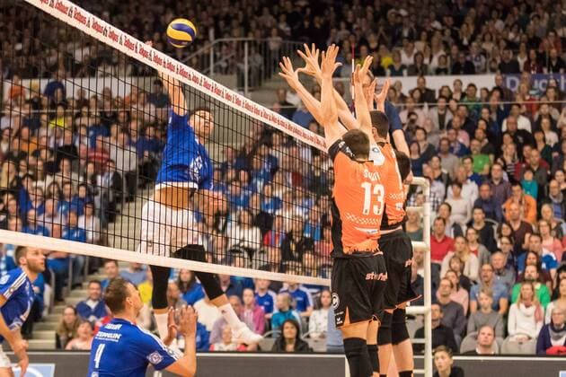 Volleyball Bundesliga: VfB Friedrichshafen - Berlin Recycling Volleys - Spiel 3, 07.05.2017 Armin MUSTEDANOVIC (VfB Friedrichshafen, 15) gegen Ruben Schott (Berlin Recycling Volleys, 13) Graham Vigrass (Berlin Recycling Volleys, 8) ; Volleyball Bundesliga: VfB Friedrichshafen - Berlin Recycling Volleys - Spiel 3 am 07.05.2017 in Friedrichshafen, ZF Arena, Deutschland xUSx