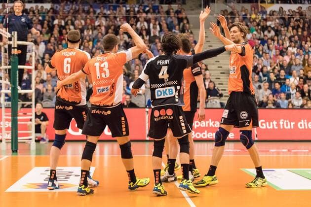 Volleyball Bundesliga: VfB Friedrichshafen - Berlin Recycling Volleys - Spiel 3, 07.05.2017 Berlin Recycling Volleys Punktgewinn: Felix Fischer (Berlin Recycling Volleys, 6) Ruben Schott (Berlin Recycling Volleys, 13) Luke Perry (Berlin Recycling Volleys, 4) Robert Kromm (Berlin Recycling Volleys, 3) Volleyball Bundesliga: VfB Friedrichshafen - Berlin Recycling Volleys - Spiel 3 am 07.05.2017 in Friedrichshafen, ZF Arena, Deutschland xUSx