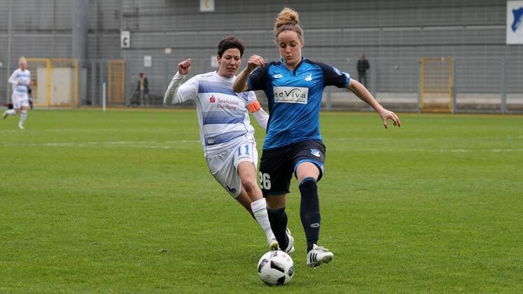 v.li.: Linda Bresonik (MSV, 11), Sophie Howard (TSG, 26), Aktion, Action, Spielszene, Fussball, Allianz Frauen-Bundesliga, TSG 1899 Hoffenheim - MSV Duisburg, xozx