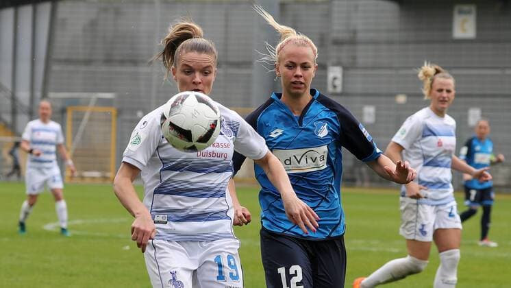 v.li.: Stefanie Weichelt (MSV, 19), Stephanie Breitner (TSG, 12), Aktion, Action, Spielszene, Fussball, Allianz Frauen-Bundesliga, TSG 1899 Hoffenheim - MSV Duisburg, xozx