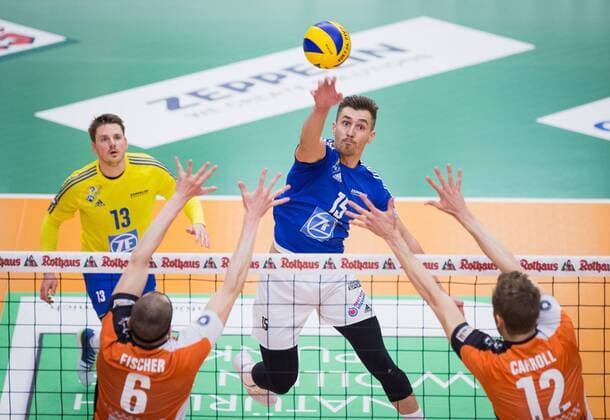 Friedrichshafen, Deutschland, 07.05.2017: Volleyball Bundesliga Saison 2016 2017 Playoff Finale Spiel 3 - VfB Friedrichshafen - Berlin Recycling Volleys. Armin Mustedanovic (Friedrichshafen 15) gegen den Block aus Felix Fischer (BR Volleys 6) und Paul Carroll (BR Volleys 12)