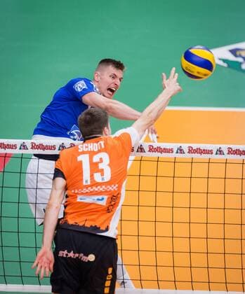 Friedrichshafen, Deutschland, 07.05.2017: Volleyball Bundesliga Saison 2016 2017 Playoff Finale Spiel 3 - VfB Friedrichshafen - Berlin Recycling Volleys. Michal Finger (Friedrichshafen 6) gegen den Block aus Ruben Schott (BR Volleys 13)