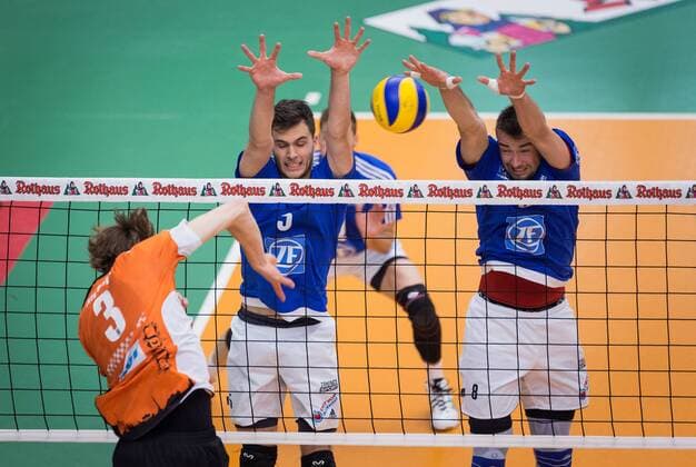 Friedrichshafen, Deutschland, 07.05.2017: Volleyball Bundesliga Saison 2016 2017 Playoff Finale Spiel 3 - VfB Friedrichshafen - Berlin Recycling Volleys. Robert Kromm (BR Volleys 3) gegen den Block aus David Sossenheimer (Friedrichshafen 5) und Georg Klein (Friedrichshafen 8)