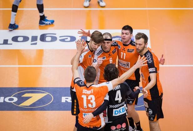 Friedrichshafen, Deutschland, 07.05.2017: Volleyball Bundesliga Saison 2016 2017 Playoff Finale Spiel 3 - VfB Friedrichshafen - Berlin Recycling Volleys. Jubel v.li. Robert Kromm (BR Volleys 3), Ruben Schott (BR Volleys 13), Felix Fischer (BR Volleys 6), Luke Perry (BR Volleys 4), Tsimafei Zhukouski (BR Volleys 11), Paul Carroll (BR Volleys 12)
