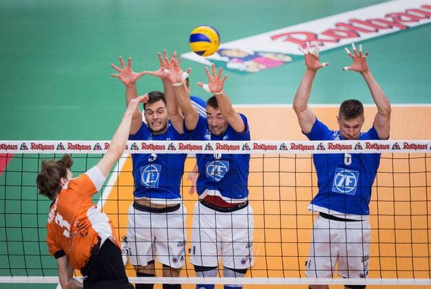 Friedrichshafen, Deutschland, 07.05.2017: Volleyball Bundesliga Saison 2016 2017 Playoff Finale Spiel 3 - VfB Friedrichshafen - Berlin Recycling Volleys. Robert Kromm (BR Volleys 3) gegen den Block aus v.li. David Sossenheimer (Friedrichshafen 5), Georg Klein (Friedrichshafen 8), Michal Finger (Friedrichshafen 6)