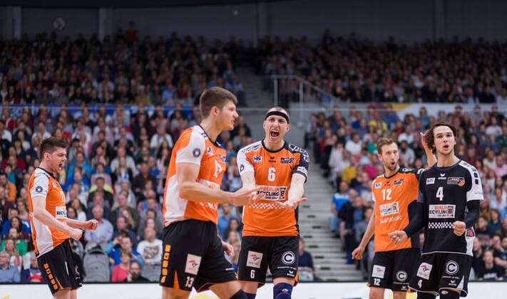 Friedrichshafen, Deutschland, 07.05.2017: Volleyball Bundesliga Saison 2016 2017 Playoff Finale Spiel 3 - VfB Friedrichshafen - Berlin Recycling Volleys. Jubel v.li. Tsimafei Zhukouski (BR Volleys 11), Ruben Schott (BR Volleys 13), Felix Fischer (BR Volleys 6), Paul Carroll (BR Volleys 12), Luke Perry (BR Volleys 4)