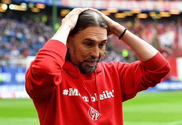 07.05.2017, xfux, Fussball 1.Bundesliga, Hamburger SV - FSV Mainz 05, emspor, emonline, v.l. Trainer Martin Schmidt (FSV Mainz 05) enttaeuscht, enttaeuscht schauend, dissapointed gibt Anweisungen, gestikuliert, mit den Armen gestikulieren gives instructions, gesticulate, gesticolando. Hamburg
