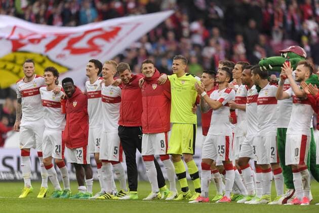 Bilder des Tages - SPORT 07.05.2017, Fussball 2.Bundesliga 2016 2017, 32.Spieltag, VfB Stuttgart - Erzgebirge Aue, in der Mercedes-Benz-Arena Stuttgart, Schlussjubel der Stuttgarter nach dem Sieg. Daniel Ginczek (Stuttgart), Benjamin Pavard (Stuttgart), Ebenezer Ofori (Stuttgart), Timo Baumgartl (Stuttgart), Torwart Mitchell Langerak (Stuttgart), Josip Brekalo (Stuttgart)., Simon Terodde (Stuttgart),