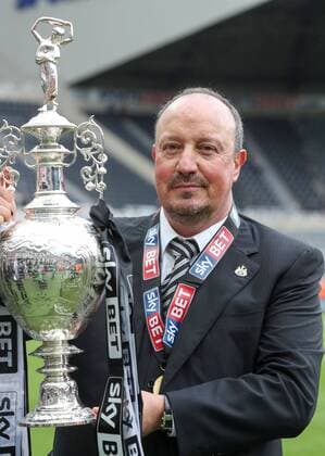 Fußball, Trainerhistorie Newcastle United von 1895 bis heute Bilder des Tages - SPORT Rafa Benitez manager of Newcastle United holding the EFL Championship trophy during the EFL Championship match at St James Park Stadium, Newcastle upon Tyne. Picture date: May 7th, 2017. Pic credit should read: Jamie Tyerman Sportimage EDITORIAL USE ONLY. No use with unauthorised audio, video, data, fixture lists, club league logos or live services. Online in-match use limited to 120 images, no video emulation. No use in betting, games or single club league player publications.