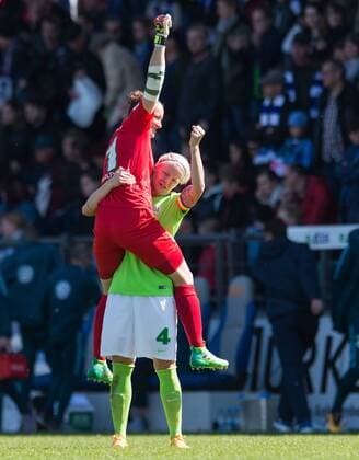 Jubel nach dem Schlusspfiff: Nilla Fischer (VfL) und Torhueterin Almuth Schult (VfL) feiern den 3-1 Sieg. Fussball Frauen 1.Bundesliga Saison 2016 2017, 19.Spieltag: 1.FFC Turbine Potsdam - VfL Wolfsburg in Potsdam, Deutschland am 07.05.2017,