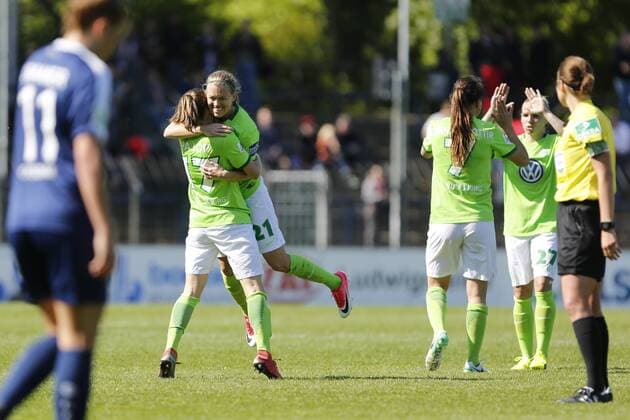 vl w17, Lara Dickenmann (Wolfsburg, 21), Sara Björk Gunnarsdottir (Wolfsburg, 7), Isabel Kerschowski (Wolfsburg, 27) Jubel nach Spielende, Freude über den Sieg, Erfolg, success, Fussball, Allianz Frauen Bundesliga, 1. FFC Turbine Potsdam - VfL Wolfsburg, xtgx