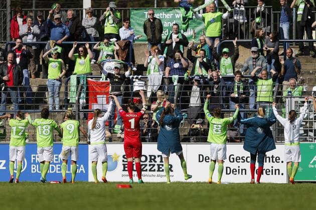 VfL Wolfsburg Jubel nach Spielende, Freude über den Sieg, Erfolg, success bedankt sich bei den Fans, bedanken, Dank, Feiern, optimistisch, Fussball, Allianz Frauen Bundesliga, 1. FFC Turbine Potsdam - VfL Wolfsburg, xtgx