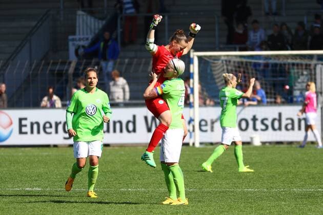 Fussball, Frauen, 1. Bundesliga, Saison 2016 17, 19. Spieltag, 1. FFC Turbine Potsdam - VfL Wolfsburg, Jubel nach dem Abpfiff, Babett Peter (Nr. 8, VfL Wolfsburg), TW Almuth Schult (Nr. 1, VfL Wolfsburg), Nilla Fischer (Nr. 4, VfL Wolfsburg), 07.05.17, Copyright: xMichaelxHundtx xMatthiasxKochx