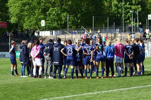 Fussball, Frauen, 1. Bundesliga, Saison 2016 17, 19. Spieltag, 1. FFC Turbine Potsdam - VfL Wolfsburg, Enttäuschung nach Abpfiff, Cheftrainer Matthias Rudolph (1. FFC Turbine Potsdam) spricht mit der Mannschaft, 07.05.17, Copyright: xMichaelxHundtx xMatthiasxKochx