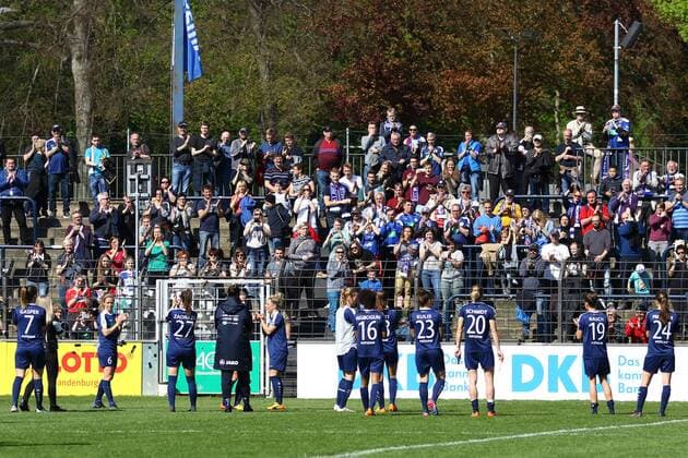 Fussball, Frauen, 1. Bundesliga, Saison 2016 17, 19. Spieltag, 1. FFC Turbine Potsdam - VfL Wolfsburg, Enttäuschung nach Abpfiff, die Spielerinnen von Turbine Potsdam danken ihren Fans, 07.05.17, Copyright: xMichaelxHundtx xMatthiasxKochx