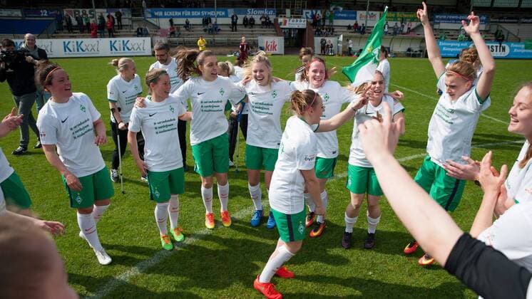 Die Spielerinnen des SV Werder Bremen jubeln über den Aufstieg, Jubel, Freude, Feiern, Fussball, 2. Frauen-Bundesliga Nord, SV Meppen - SV Werder Bremen, xobx