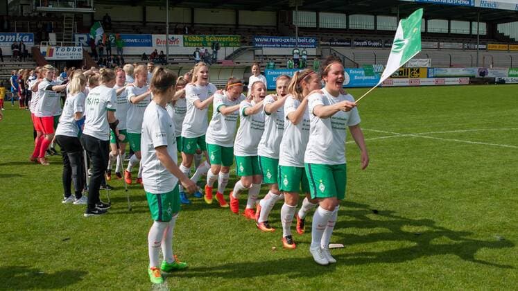 Die Spielerinnen des SV Werder Bremen jubeln über den Aufstieg, Jubel, Freude, Feiern, Fussball, 2. Frauen-Bundesliga Nord, SV Meppen - SV Werder Bremen, xobx
