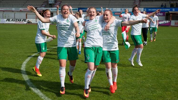 v.li.: Lisa-Marie Scholz (SV Werder Bremen, 7), Verena Volkmer (SV Werder Bremen, 16) und Cindy König (Koenig, SV Werder Bremen, 11) jubeln über den Aufstieg, Jubel, Freude, Feiern, Fussball, 2. Frauen-Bundesliga Nord, SV Meppen - SV Werder Bremen, xobx