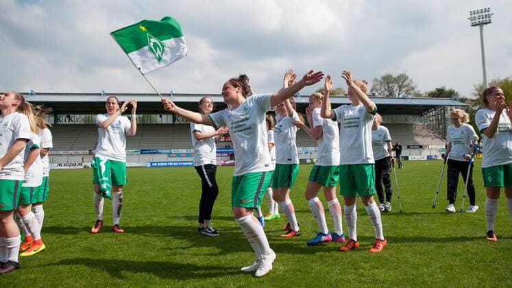 Die Spielerinnen des SV Werder Bremen jubeln über den Aufstieg, Jubel, Freude, Feiern, Stephanie Goddard (SV Werder Bremen, 23) mit einer Werder-Fahne in der Hand, Fussball, 2. Frauen-Bundesliga Nord, SV Meppen - SV Werder Bremen, xobx