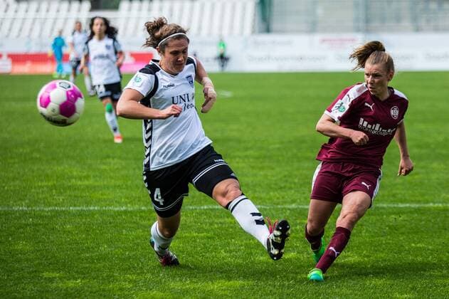 GER, 1.AFBL, SGS Essen vs FF USV Jena 07.05.2017, Stadion Essen, Essen, GER, 1.AFBL, SGS Essen vs FF USV Jena, im Bild picture shows Shannon Woeller (FF USV Jena 4) gegen Linda Dallmann (SGS Essen 10), Foto © nordphoto Rauch nordphotox xRauch