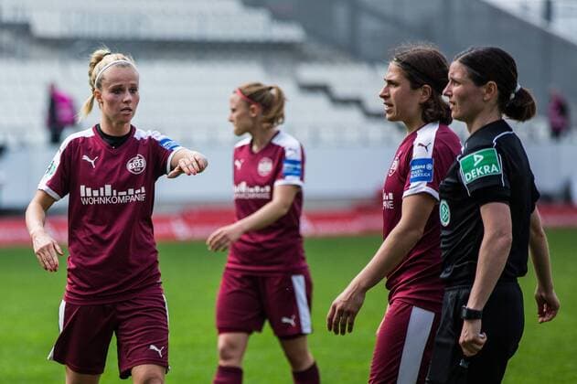 GER, 1.AFBL, SGS Essen vs FF USV Jena 07.05.2017, Stadion Essen, Essen, GER, 1.AFBL, SGS Essen vs FF USV Jena, im Bild picture shows vl. Nina Brüggemann Brueggemann (SGS Essen 22) mit Charline Hartmann (SGS Essen 13), Foto © nordphoto Rauch nordphotox xRauch