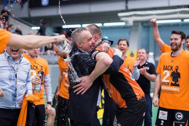 Friedrichshafen, Deutschland, 07.05.2017: Volleyball Bundesliga Saison 2016 2017 Playoff Finale Spiel 3 - VfB Friedrichshafen - Berlin Recycling Volleys. Die BR Volleys sind Deutscher Meister 2017. Trainer Roberto Serniotti (BR Volleys) jubelt mit Felix Fischer (BR Volleys 6)