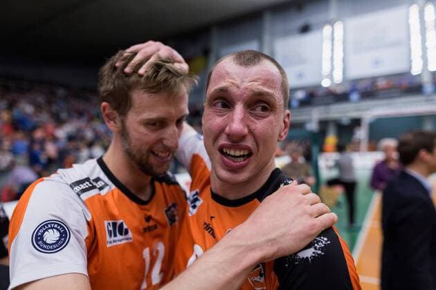 Bilder des Tages - SPORT Friedrichshafen, Deutschland, 07.05.2017: Volleyball Bundesliga Saison 2016 2017 Playoff Finale Spiel 3 - VfB Friedrichshafen - Berlin Recycling Volleys. Die BR Volleys sind Deutscher Meister 2017. Paul Carroll (BR Volleys 12) und Felix Fischer (BR Volleys 6)