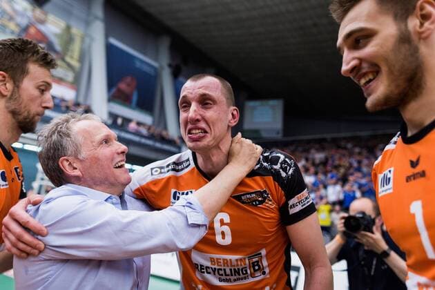 Friedrichshafen, Deutschland, 07.05.2017: Volleyball Bundesliga Saison 2016 2017 Playoff Finale Spiel 3 - VfB Friedrichshafen - Berlin Recycling Volleys. Die BR Volleys sind Deutscher Meister 2017. Felix Fischer (BR Volleys 6) heult in den Armen von Teamarzt Oliver Miltner.