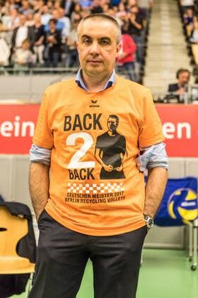 Volleyball Bundesliga: VfB Friedrichshafen - Berlin Recycling Volleys - Spiel 3, 07.05.2017 Trainer Roberto Serniotti (Berlin Recycling Volleys) im Back to back Meistertrikot; Volleyball Bundesliga: VfB Friedrichshafen - Berlin Recycling Volleys - Spiel 3 am 07.05.2017 in Friedrichshafen, ZF Arena, Deutschland xUSx