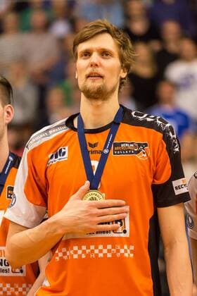 Volleyball Bundesliga: VfB Friedrichshafen - Berlin Recycling Volleys - Spiel 3, 07.05.2017 Kapitän Robert Kromm (Berlin Recycling Volleys, 3) bei der Nationalhymne; Volleyball Bundesliga: VfB Friedrichshafen - Berlin Recycling Volleys - Spiel 3 am 07.05.2017 in Friedrichshafen, ZF Arena, Deutschland xUSx
