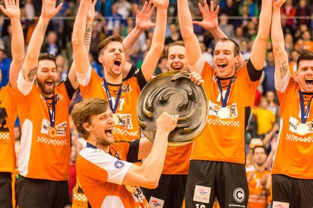 Themen der Woche - Sport Bilder des Tages - SPORT Volleyball Bundesliga: VfB Friedrichshafen - Berlin Recycling Volleys - Spiel 3, 07.05.2017 Meisterjubel bei Berlin Recycling Volleys: Kapitaen Robert Kromm (Berlin Recycling Volleys, 3) und seine Mitspieler. Volleyball Bundesliga: VfB Friedrichshafen - Berlin Recycling Volleys - Spiel 3 am 07.05.2017 in Friedrichshafen, ZF Arena, Deutschland xUSx