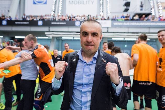 Friedrichshafen, Deutschland, 07.05.2017: Volleyball Bundesliga Saison 2016 2017 Playoff Finale Spiel 3 - VfB Friedrichshafen - Berlin Recycling Volleys. Die BR Volleys sind Deutscher Meister 2017. Trainer Roberto Serniotti (BR Volleys)