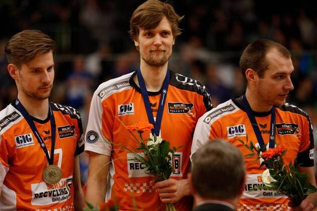 Volleyball Bundesliga: VfB Friedrichshafen - Berlin Recycling Volleys - Spiel 3, 07.05.2017 Kapitän Robert Kromm (Berlin Recycling Volleys, 3) bei der Siegerehrung mit 7b und Wouter ter Maat (Berlin Recycling Volleys, 16) Volleyball Bundesliga: VfB Friedrichshafen - Berlin Recycling Volleys - Spiel 3 am 07.05.2017 in Friedrichshafen, ZF Arena, Deutschland xUSx