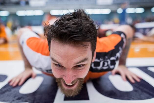 Themen der Woche - Sport Bilder des Tages - SPORT Friedrichshafen, Deutschland, 07.05.2017: Volleyball Bundesliga Saison 2016 2017 Playoff Finale Spiel 3 - VfB Friedrichshafen - Berlin Recycling Volleys. Die BR Volleys sind Deutscher Meister 2017. Steven Marshall (BR Volleys 2) rutscht auf dem Bier-Boden.