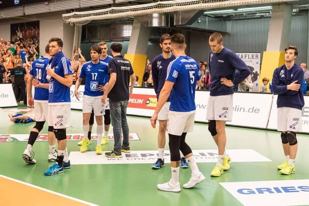 Volleyball Bundesliga: VfB Friedrichshafen - Berlin Recycling Volleys - Spiel 3, 07.05.2017 Eintaueschte Spieler des VfB Friedrichshafen nach Spielschluss: Volleyball Bundesliga: VfB Friedrichshafen - Berlin Recycling Volleys - Spiel 3 am 07.05.2017 in Friedrichshafen, ZF Arena, Deutschland xUSx