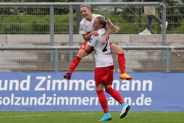 v.li.: Torschützin Jackie Groenen (Frankfurt, 14) und Ana-Maria Crnogorcevic (Frankfurt, 21) jubeln über das Tor zum 2:0, Jubel, Torjubel, Torerfolg, celebrate the goal, goal, celebration, Jubel ueber das Tor, optimistisch, Action, Aktion, Fussball, Allianz Frauen-Bundesliga, 1. FFC Frankfurt - FC Bayern München, xozx