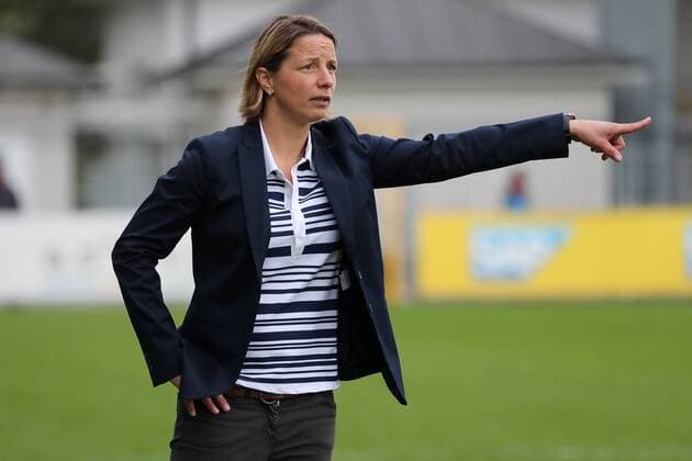 Inka Grings (Trainerin, Cheftrainerin, MSV), Einzelbild, Aktion, Action, gibt Anweisungen, gestikuliert, mit den Armen gestikulieren, gives instructions, gesticulate, nachdenklich, besorgt, Fussball, Allianz Frauen-Bundesliga, TSG 1899 Hoffenheim - MSV Duisburg, xozx