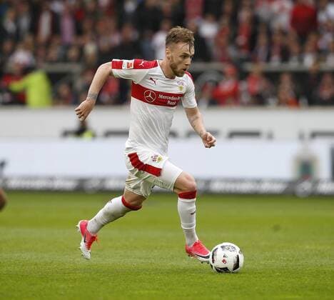 Alexandru Maxim (VfB) . Einzelaktion am Ball . VfB Stuttgart-Erzgebirge Aue . Stuttgart, GER, 07.05.2017, 32. Spieltag Fussball-2. Bundesliga 2016-2017.