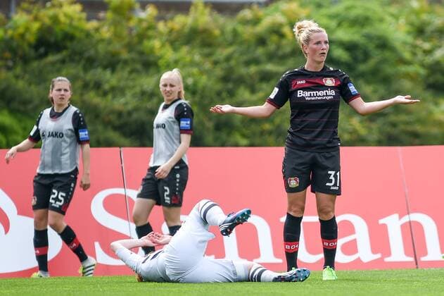 Rachel Rinast (Bayer 04 Leverkusen, 31) beteuert ihre Unschuld nach Zusammenprall mit Anne Bierbaum (Borussia Mönchengladbach, 16, am Boden liegend), Fussball, Allianz Frauen-Bundesliga, Borussia Mönchengladbach - Bayer Leverkusen, xmhx