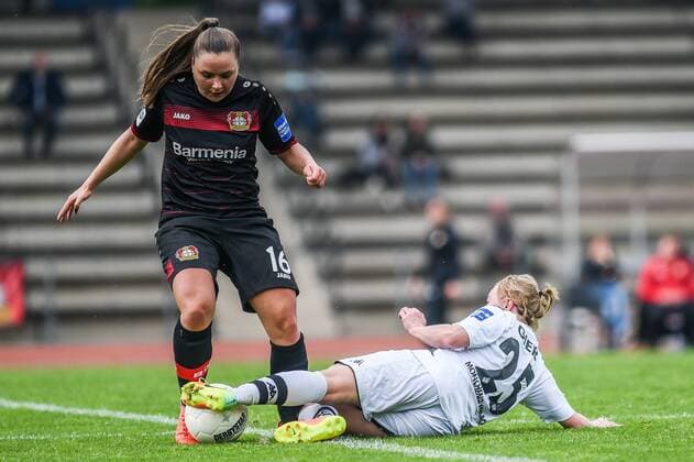 v.li.: Laura Widak (Bayer 04 Leverkusen, 16) und Madeline Gier (Borussia Mönchengladbach, 25) im Zweikampf, Duell, duel, tackle, tackling, Dynamik, Action, Aktion, Fussball, Allianz Frauen-Bundesliga, Borussia Mönchengladbach - Bayer Leverkusen, xmhx
