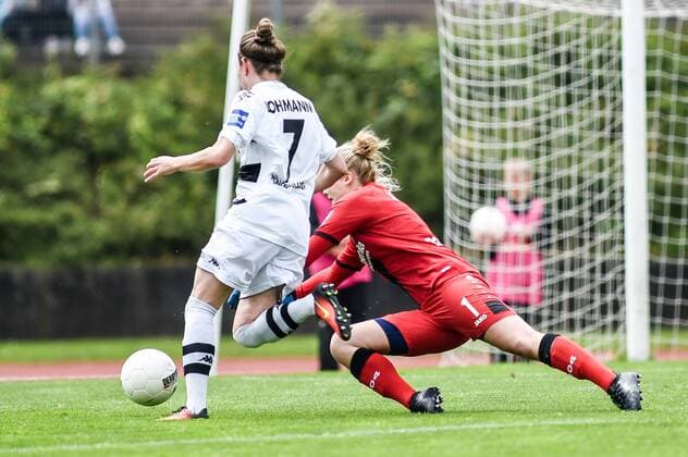 v.li.: Mona Lohmann (Borussia Mönchengladbach, 7) umspielt Anna Klink (Torfrau Bayer 04 Leverkusen, 1) und erzielt das 2:1, Tor, Torschuss, Fussball, Allianz Frauen-Bundesliga, Borussia Mönchengladbach - Bayer Leverkusen, xmhx