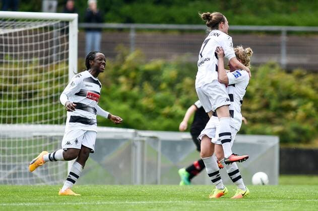v.li.: Tiffany Cameron (Borussia Mönchengladbach, 19), Torschützing Mona Lohmann (Borussia Mönchengladbach, 7) und Madeline Gier (Borussia Mönchengladbach, 25) bejubeln den Führungstreffer zum 2:1, Tor, Torjubel, Fussball, Allianz Frauen-Bundesliga, Borussia Mönchengladbach - Bayer Leverkusen, xmhx