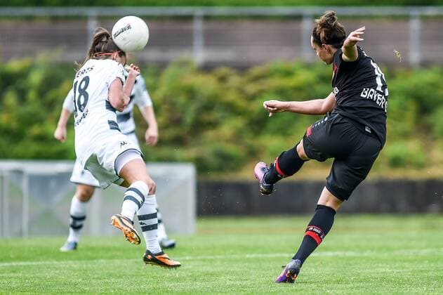 v.li.: Liv Aerts (Borussia Mönchengladbach, 18) wird von einem Schuss von Lisa Schwab (Bayer 04 Leverkusen, 19) am Kopf getroffen, Fussball, Allianz Frauen-Bundesliga, Borussia Mönchengladbach - Bayer Leverkusen, xmhx