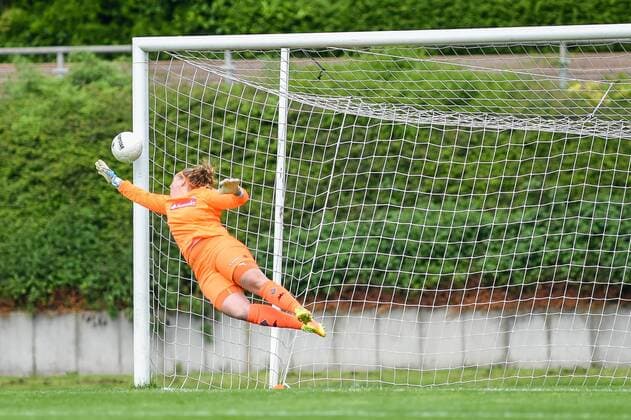 Christina Bellinghoven (Torfrau Borussia Mönchengladbach, 12) fliegt vergeblich, der Ball geht an den Pfosten, Torfrau, Torhüterin, Parade, Fussball, Allianz Frauen-Bundesliga, Borussia Mönchengladbach - Bayer Leverkusen, xmhx